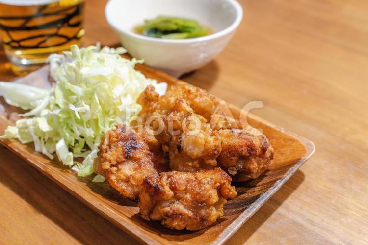 ジューシーな鶏の唐揚げとキャベツ添え 唐揚げ,鶏肉,揚げ物の写真素材