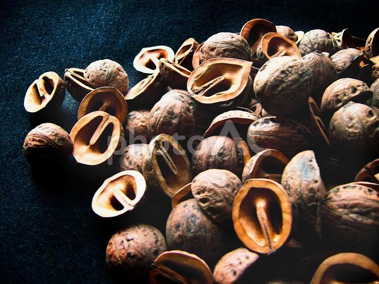 大量のクルミの殻 クルミ,胡桃,殻の写真素材