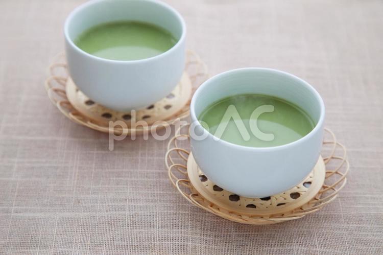 テーブルクロスの上の2つの湯気立つホット抹茶ラテ お茶,抹茶,抹茶ラテの写真素材