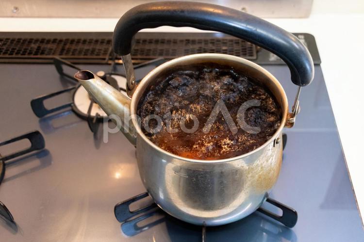 やかんでお湯をわかす やかん,お湯,沸かすの写真素材