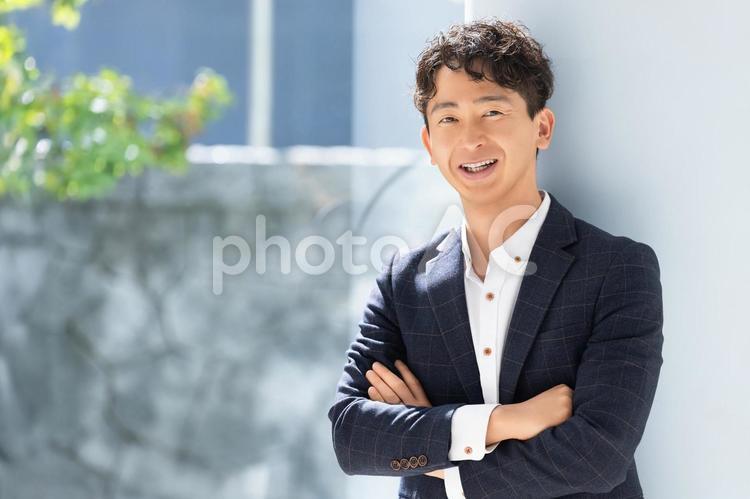 腕組みをする笑顔の男性ビジネスマン 男性,腕組み,笑顔の写真素材