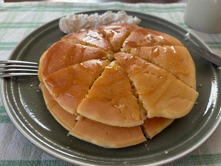 カットした手作りホットケーキ ホットケーキ,カットした,皿の写真素材