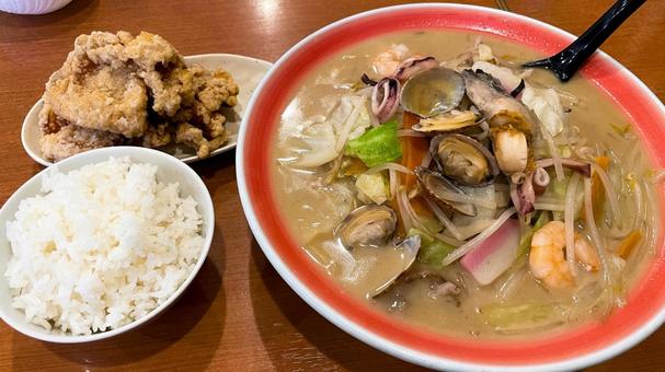 野菜たっぷりの海鮮ちゃんぽん 野菜たっぷりの海鮮ちゃんぽん 海鮮ちゃんぽん,ちゃんぽん,海鮮の写真素材