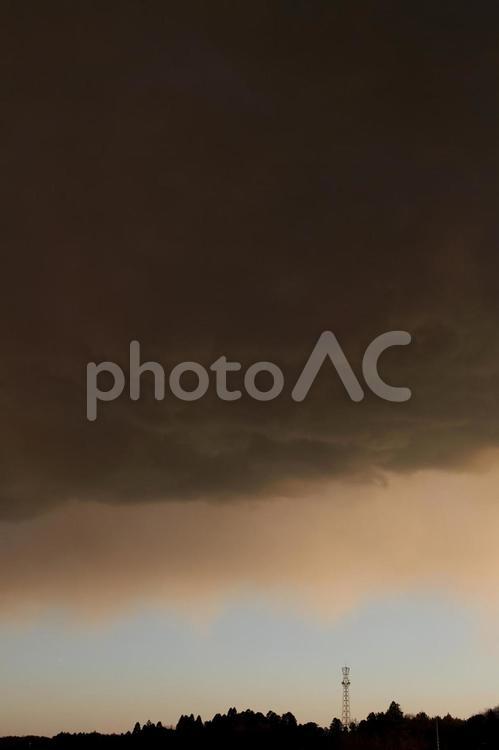 曇天模様の夕暮れ 夕暮れ,夕焼け,曇天の写真素材