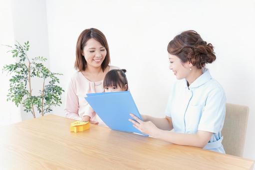 病院で診察を受ける子どもとお母さん 発達,母子手帳,定期検診の写真素材