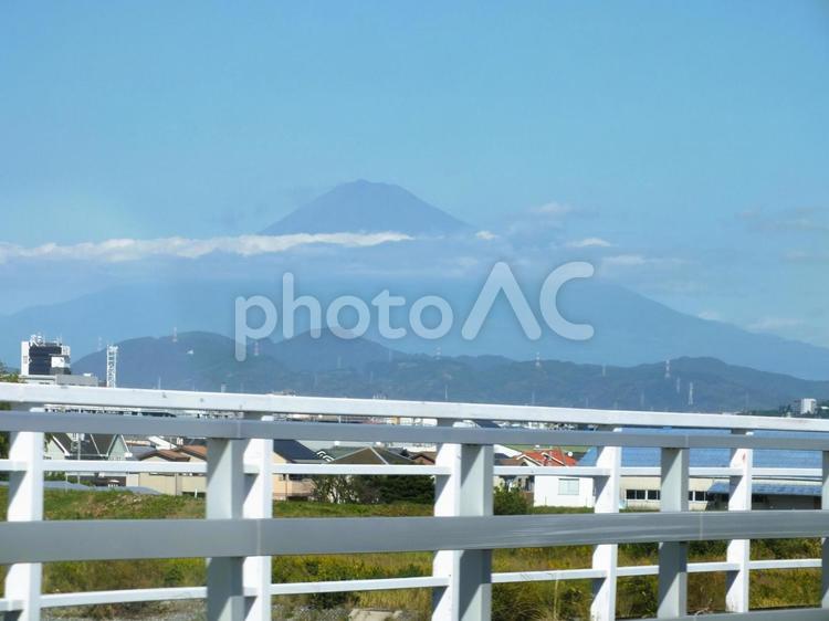 10月の富士山　雲がたなびく 富士山,頂上,山の写真素材