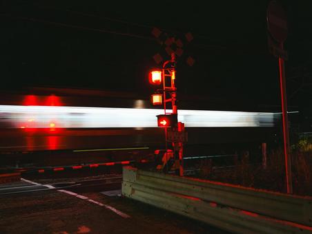 踏切 踏切,スルーシャッター,電車の写真素材