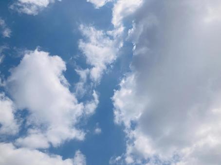 4月の空雲の写真