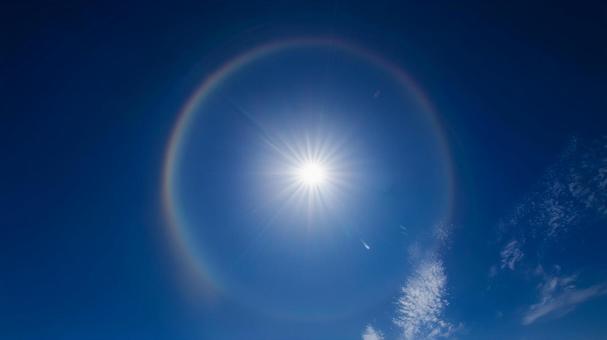 青空と光の輪、ハロ現象のイメージ 青空と光の輪、ハロ現象のイメージの写真