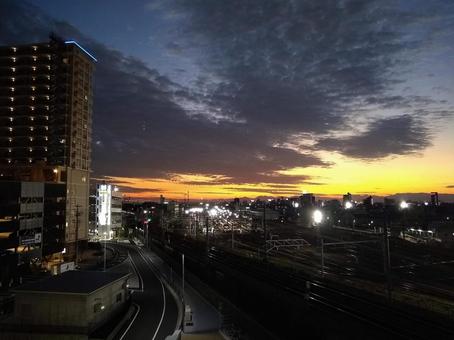 夕暮れ時の線路 夕暮れ時の線路 線路,駅,ネオンの写真素材