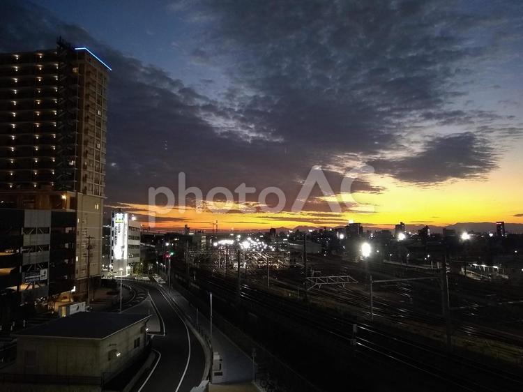 夕暮れ時の線路 線路,駅,ネオンの写真素材