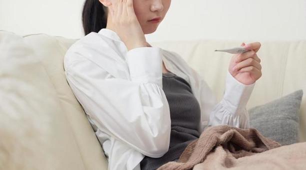 体温計で熱を測るアジア人女性 体温計で熱を測るアジア人女性 体温,測る,女性の写真素材