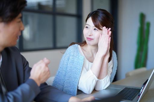 男性に頼む女性 男性に頼む女性 男女,ノートパソコン,お願いの写真素材