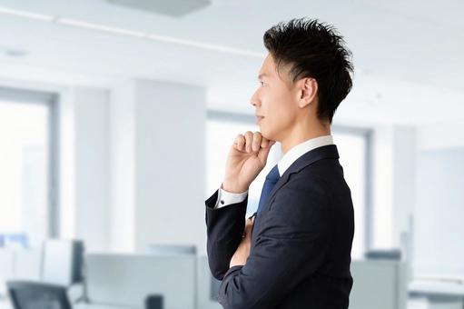 考えごとをする男性ビジネスマン 考えごとをする男性ビジネスマン 男性,考える,悩むの写真素材