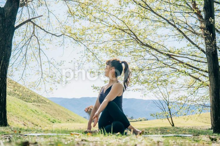 屋外でヨガをする女性（座位） ヨガ,ダイエット,ピラティスの写真素材