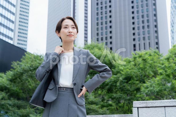 オフィス街で働くミドルのビジネスウーマン ビジネス,女性,通勤の写真素材