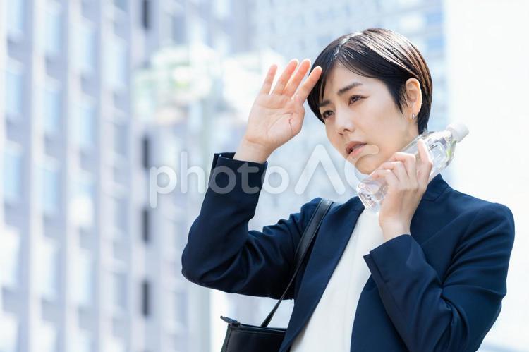 オフィス街で働く若いビジネスウーマン ビジネス,女性,ビジネスウーマンの写真素材