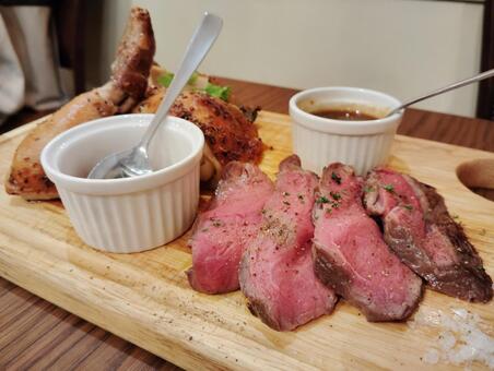 ロティサリーチキンと牛内もものステーキ ロティサリーチキン,牛内もも,ステーキの写真素材