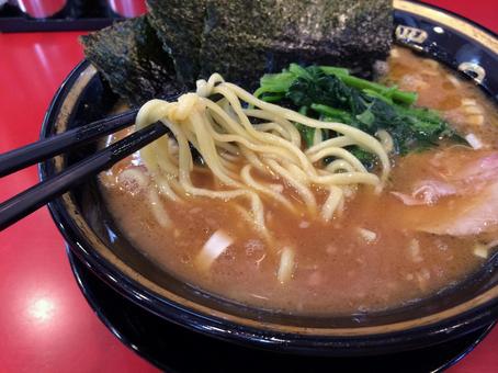 ベーシックな家系ラーメンと麺リフト 家系ラーメン,環2家,ラーメンの写真素材