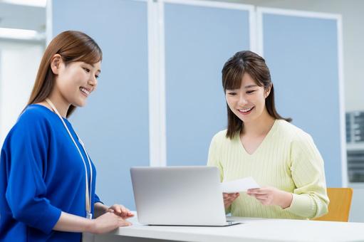 相談する若い女性 相談する若い女性 相談,カウンセリング,女性の写真素材