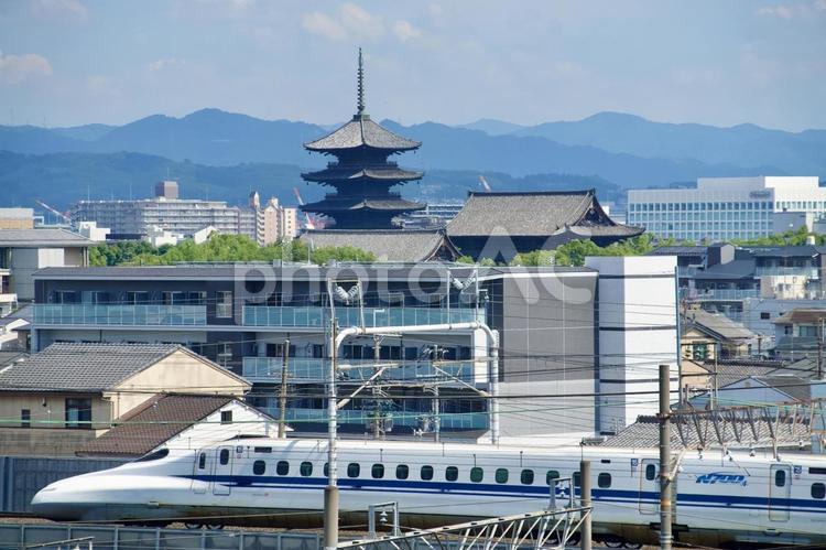 京都、東寺の五重塔と新幹線 東海道,新幹線,京都の写真素材