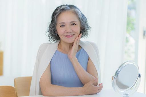 スキンケアをするシニア女性 スキンケアをするシニア女性 美容,シニア,笑顔の写真素材