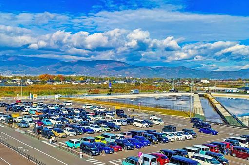 郊外のにぎわう満車状態の広い駐車場 駐車場,郊外,平面の写真素材