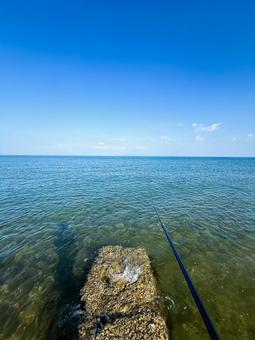 秋の青い空と海が美しい堤防から魚釣り 秋の青い空と海が美しい堤防から魚釣り 海,釣り,フィッシングの写真素材