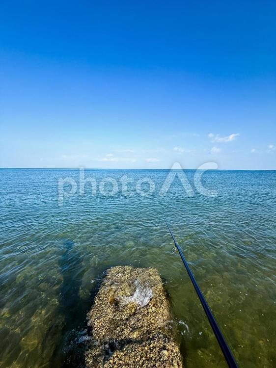 秋の青い空と海が美しい堤防から魚釣り 海,釣り,フィッシングの写真素材