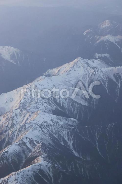 ４月上旬の上空からの北アルプスの山並み 背景,北アルプス,山の写真素材