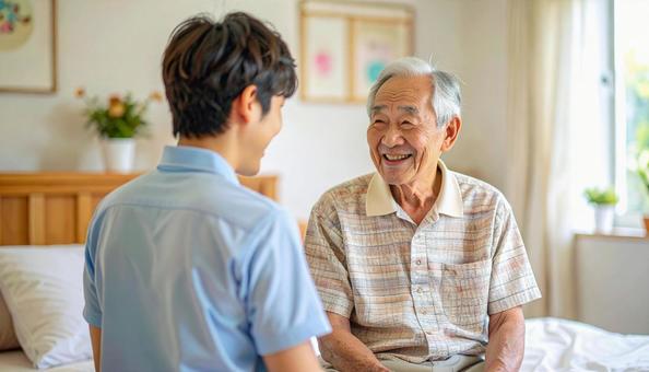 笑顔で話をする男性介護士と高齢男性 笑顔で話をする男性介護士と高齢男性の写真