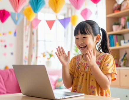 笑顔でオンライン通話を楽しむ女の子 笑顔でオンライン通話を楽しむ女の子の写真
