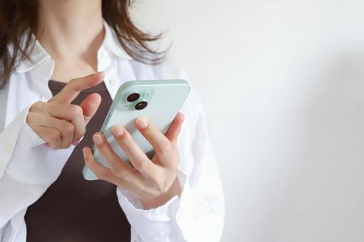 スマートフォンを使う女性 スマートフォンを使う女性 スマホ,スマートフォン,アイフォンの写真素材