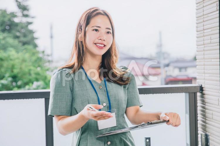 笑顔で対話する女性　ビジネス ビジネス,働く女性,20代女性の写真素材