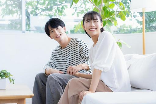 リビングでくつろぐ若いカップル リビングでくつろぐ若いカップル 夫婦,カップル,リビングの写真素材