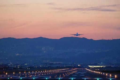 夕暮れ空港｜離陸した飛行機｜シルエット 飛行機,航空機,旅客機の写真素材