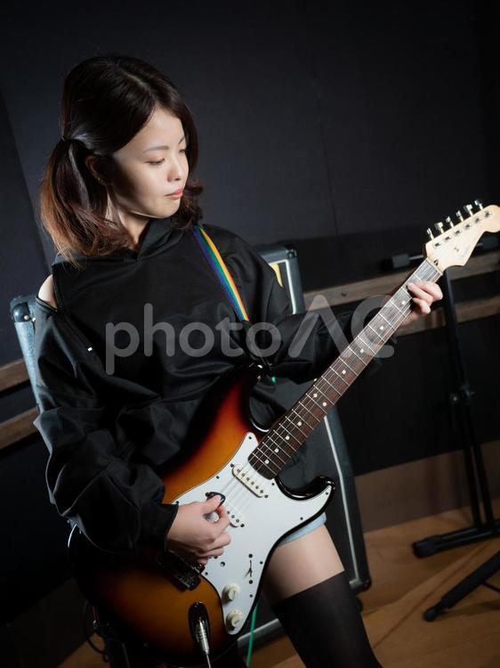 【バンド】スタジオでギターを演奏する女性 バンド,スタジオ,ギターの写真素材