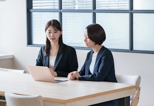 打ち合わせをする女性二人 打ち合わせをする女性二人 打ち合わせ,会議,ビジネスの写真素材