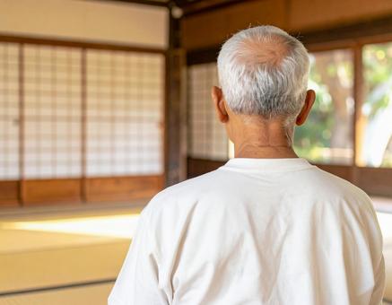 和室に座っている高齢男性の後ろ姿 和室に座っている高齢男性の後ろ姿の写真