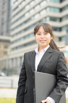 パソコンを持って微笑む女性 パソコンを持って微笑む女性 日本人,女性,20代の写真素材