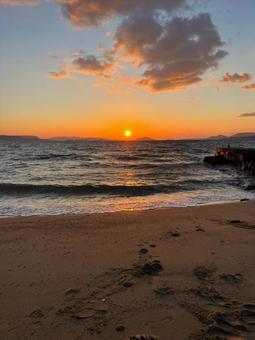 夕日と波が美しい海辺の風景 夕日と波が美しい海辺の風景 夕日,海,砂浜の写真素材