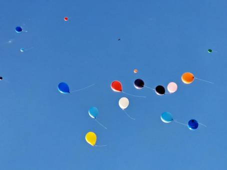 風船1 風船1 風船,青空,お祝いの写真素材
