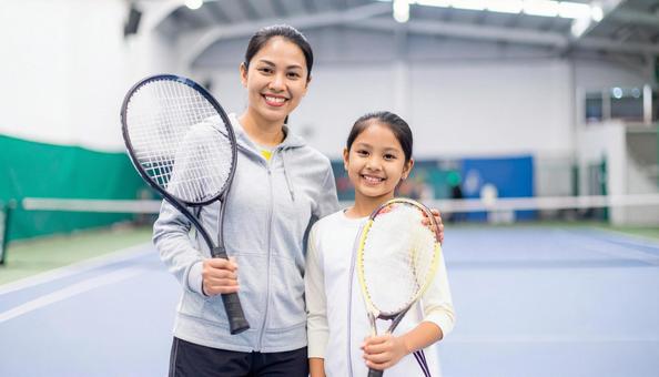 テニスラケットを持つ親子 テニスラケットを持つ親子の写真