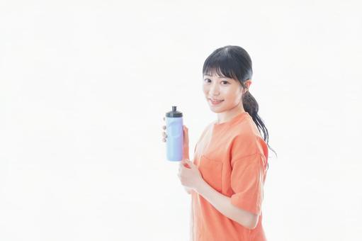 プロテインを飲む若い女性 プロテインを飲む若い女性 運動後,プロテイン,準備運動の写真素材