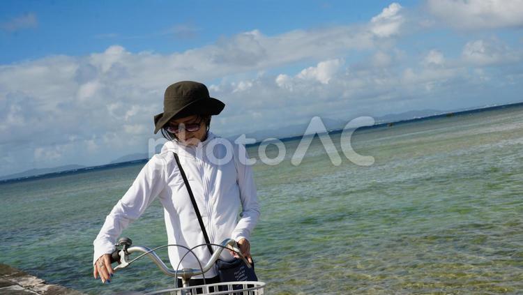 海と自転車と女性 自転車,女性,桟橋の写真素材