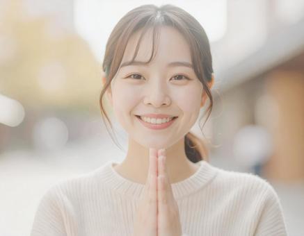 手を合わせる女性 手を合わせる女性の写真
