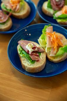 ローストビーフと生ハムのオープンサンドの写真