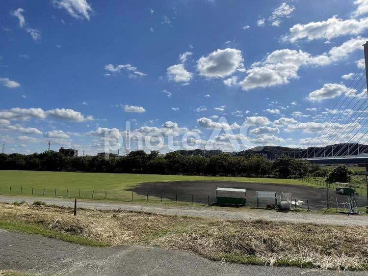 多摩川と青空と野球場 多摩川,ブルー,昼の写真素材