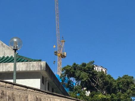 香港の青空にそびえるクレーンと街並み クレーン,建設,香港の写真素材