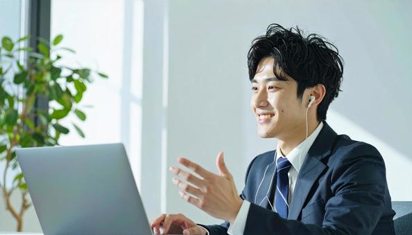 Web面接を受ける男性 Web面接を受ける男性の写真